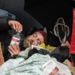 Jovens sem-teto bêbados em lua de mel fazem sexo e defecam na rua do antigo bairro de Mamdani - e a polícia não consegue impedi-los