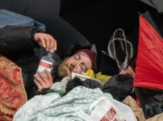 Jovens sem-teto bêbados em lua de mel fazem sexo e defecam na rua do antigo bairro de Mamdani – e a polícia não consegue impedi-los Jovens sem-teto bêbados em lua de mel fazem sexo e defecam na rua do antigo bairro de Mamdani - e a polícia não consegue impedi-los