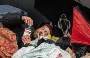 Jovens sem-teto bêbados em lua de mel fazem sexo e defecam na rua do antigo bairro de Mamdani – e a polícia não consegue impedi-los Jovens sem-teto bêbados em lua de mel fazem sexo e defecam na rua do antigo bairro de Mamdani - e a polícia não consegue impedi-los