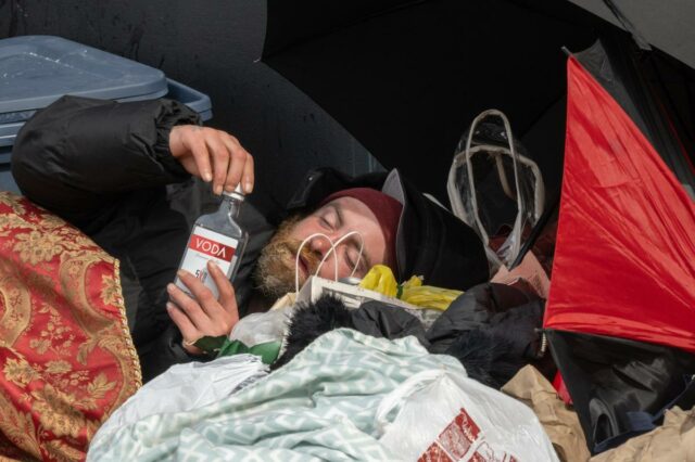 Jovens sem-teto bêbados em lua de mel fazem sexo e defecam na rua do antigo bairro de Mamdani - e a polícia não consegue impedi-los
