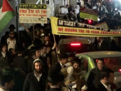 Judeus ultraortodoxos queimam bandeiras de Israel em protesto contra o dia nacional Judeus ultraortodoxos queimam bandeiras de Israel em protesto contra o dia nacional