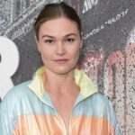 Julia Stiles diz que está 'muito consciente' de que vai trabalhar para pagar três filhos e não está mais preocupada em 'ser vendida'