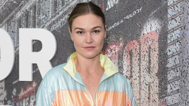 Julia Stiles diz que está 'muito consciente' de que vai trabalhar para pagar três filhos e não está mais preocupada em 'ser vendida'
