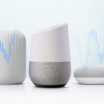 Um grupo de alto-falantes inteligentes Google Home e Nest flutuando em torno de um grande ícone de ponto de exclamação vermelho.