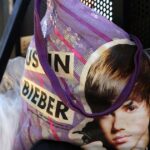 Justin Bieber (e seu laptop) são a atração principal do Coachella Night 2