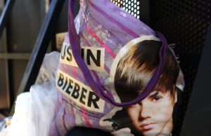 Justin Bieber (e seu laptop) são a atração principal do Coachella Night 2 Justin Bieber (e seu laptop) são a atração principal do Coachella Night 2