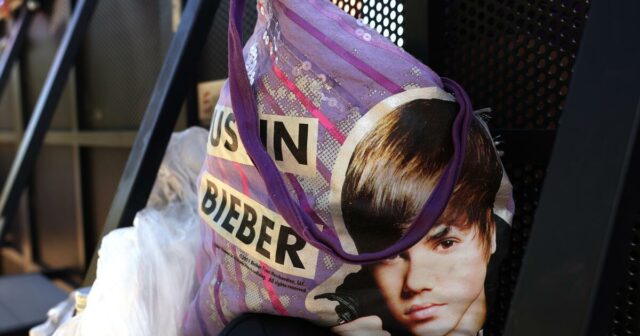Justin Bieber (e seu laptop) são a atração principal do Coachella Night 2
