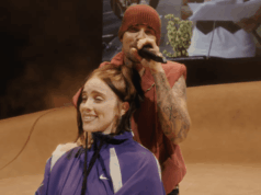 Justin Bieber faz serenata para Billie Eilish, dueto com SZA durante o Coachella Weekend Two Headlining Set Justin Bieber faz serenata para Billie Eilish, dueto com SZA durante o Coachella Weekend Two Headlining Set