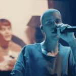 Justin Bieber prefere músicas 'swag' em um set minimalista do Coachella, mas também revisita seu 'baby'-hood, fartando-se de clipes antigos do YouTube