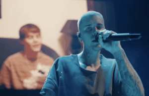 Justin Bieber prefere músicas ‘swag’ em um set minimalista do Coachella, mas também revisita seu ‘baby’-hood, fartando-se de clipes antigos do YouTube Justin Bieber prefere músicas 'swag' em um set minimalista do Coachella, mas também revisita seu 'baby'-hood, fartando-se de clipes antigos do YouTube