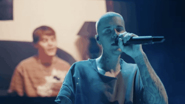 Justin Bieber prefere músicas 'swag' em um set minimalista do Coachella, mas também revisita seu 'baby'-hood, fartando-se de clipes antigos do YouTube
