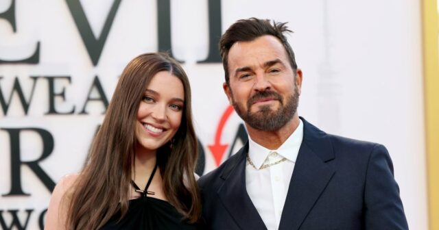 GettyImages-2272286553 Justin Theroux e Nicole Brydon Bloom retornam no tapete vermelho 2 dias após anunciar o nascimento dos filhos