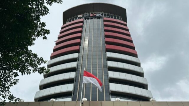 KPK Bawa 12 Pejabat Kabupaten Tulungagung ke Surabaya Pasca Pemeriksaan OTT Bupati Tulungagung
