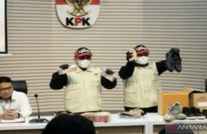 KPK Sita Uang Rp 335 Juta hingga Sepatu Louis Vuitton em OTT Bupati Tulungagung KPK Sita Uang Rp 335 Juta hingga Sepatu Louis Vuitton em OTT Bupati Tulungagung