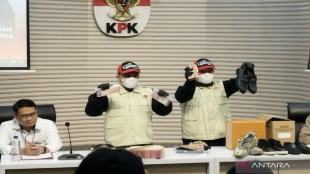 KPK Sita Uang Rp 335 Juta hingga Sepatu Louis Vuitton KPK Sita Uang Rp 335 Juta hingga Sepatu Louis Vuitton em OTT Bupati Tulungagung