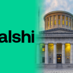 Logotipo Kalshi sobreposto no prédio do Ohio Statehouse, simbolizando a disputa legal com os reguladores de Ohio sobre contratos de eventos esportivos e leis de jogos de azar. Kalshi desafia Ohio sobre proposta de multa de US$ 5 milhões ao regulador