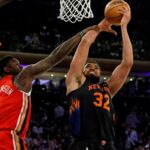 Karl-Anthony Towns se levanta para arremessar enquanto o atacante do New Orleans Pelicans, Zion Williamson, defende durante o terceiro quarto no Madison Square Garden em Nova York, Nova York, EUA, terça-feira, 24 de março de 2026.