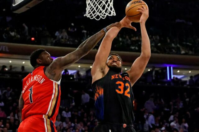 Karl-Anthony Towns se levanta para arremessar enquanto o atacante do New Orleans Pelicans, Zion Williamson, defende durante o terceiro quarto no Madison Square Garden em Nova York, Nova York, EUA, terça-feira, 24 de março de 2026.