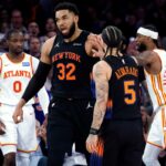 Karl-Anthony Towns é recebido por Jose Alvarado comemorando um placar durante a vitória dos Knicks por 126-97 no jogo 5 sobre os Hawks em 28 de abril de 2026 no Madison Square Garden.