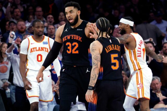 Karl-Anthony Towns é recebido por Jose Alvarado comemorando um placar durante a vitória dos Knicks por 126-97 no jogo 5 sobre os Hawks em 28 de abril de 2026 no Madison Square Garden. 