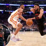 O pivô do New York Knicks, Karl-Anthony Towns (32), vai até a cesta contra um jogador do Atlanta Hawks.