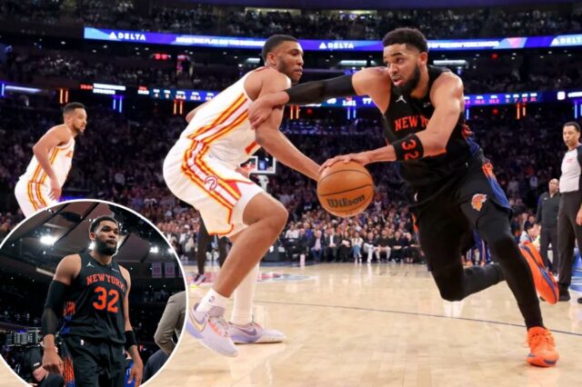 O pivô do New York Knicks, Karl-Anthony Towns (32), vai até a cesta contra um jogador do Atlanta Hawks.