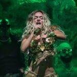Karol G no Coachella foi um sucesso global. No entanto, outros artistas estrangeiros temem viajar pelos EUA