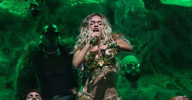Karol G no Coachella foi um sucesso global. No entanto, outros artistas estrangeiros temem viajar pelos EUA

