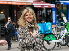 Kate Garraway não consegue tirar o sorriso do rosto enquanto Liam Halligan CONFIRMA que eles estão ‘chegando perto’ – depois que a viúva e o locutor ficaram solteiros ‘contra sua vontade’ Kate Garraway não conseguiu tirar o sorriso do rosto ao deixar a Smooth Radio na terça-feira, depois de se aproximar do locutor Liam Halligan, dois anos após a morte de seu marido.