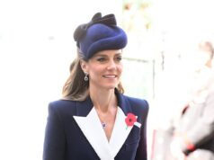 Kate canaliza Diana em vestido de casaco Alexander McQueen sob medida no serviço memorial do Dia Anzac A Princesa de Gales prestou uma homenagem amorosa à falecida Princesa Diana no sábado, durante as comemorações do Dia Anzac