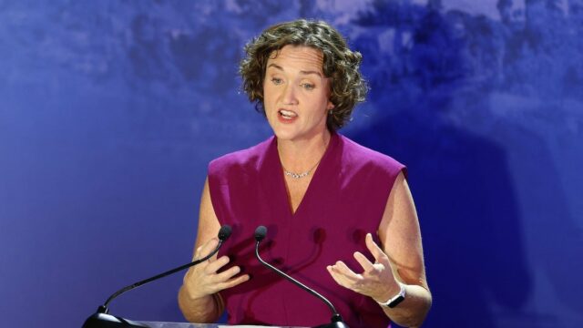 Spencer Pratt, prefeita Karen Bass e vereadora Nithya Raman