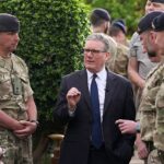 Sir Keir Starmer encontrou-se com pessoal de serviço na base aérea de Taif, na Arábia Saudita, na quarta-feira