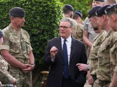 Kemi Badenoch classifica Keir Starmer como ‘só boca e sem calças’ na defesa enquanto ele voa para o Golfo, apesar de não ter conseguido produzir um plano vital para as forças armadas britânicas Sir Keir Starmer encontrou-se com pessoal de serviço na base aérea de Taif, na Arábia Saudita, na quarta-feira