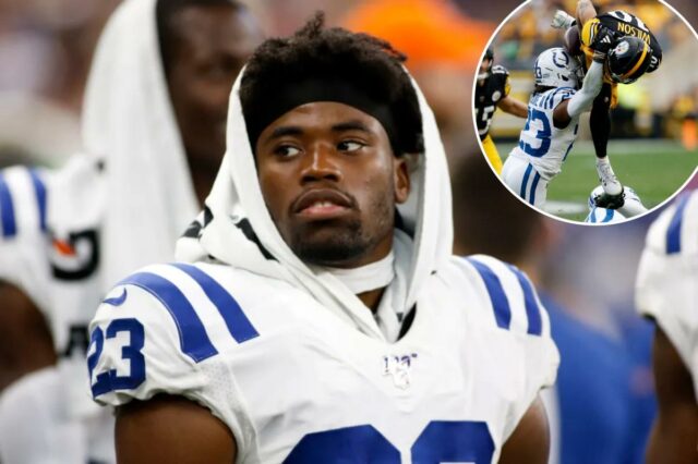 Kenny Moore em bloco comercial como ex-Pro Bowler, Colts concorda Kenny Moore II # 23 do Indianapolis Colts afastado durante o jogo da pré-temporada contra o Cleveland Browns no Lucas Oil Stadium em 17 de agosto de 2019 em Indianápolis, Indiana.