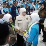 Khofifah Lepas Keberangkatan 374 Jemaah Haji Kloter Pertama Embarkasi Surabaya