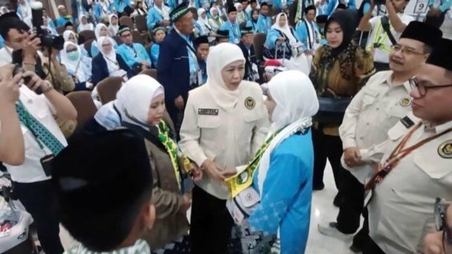 Khofifah Lepas Keberangkatan 374 Jemaah Haji Kloter Pertama Embarkasi Surabaya
