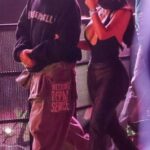 Kim Kardashian, 45, e Lewis Hamilton, 41, foram vistos dando os braços docemente quando o casal chegou para o show de Justin Bieber no Coachella no sábado.