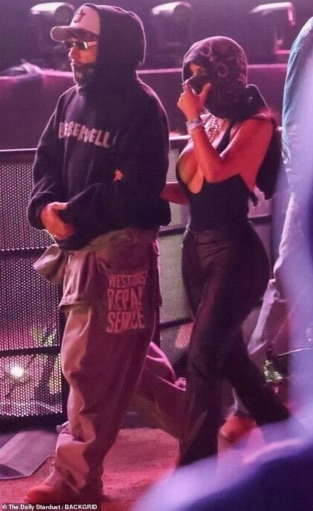 Kim Kardashian docemente dá o braço ao namorado Lewis Hamilton Kim Kardashian, 45, e Lewis Hamilton, 41, foram vistos dando os braços docemente quando o casal chegou para o show de Justin Bieber no Coachella no sábado.