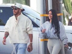 Kim Kardashian parece estar se aninhando com o namorado Lewis Hamilton enquanto eles compram produtos para casa juntos Kim Kardashian parece estar falando sério com o namorado Lewis Hamilton quando os dois foram vistos entrando em uma loja de design para comprar tapetes luxuosos enquanto estavam em Los Angeles na quarta-feira.