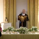 King presenteia presidente com sino do HMS Trump