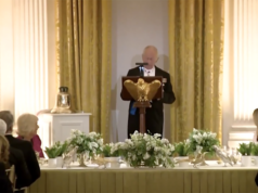 King presenteia presidente com sino do HMS Trump King presenteia presidente com sino do HMS Trump