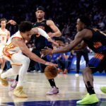 Jalen Johnson, atacante do Atlanta Hawks, e OG Anunoby, atacante do New York Knicks, alcançam a bola