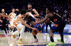Knicks continuam tirando a estrela dos Hawks, Jalen Johnson, de seu jogo Jalen Johnson, atacante do Atlanta Hawks, e OG Anunoby, atacante do New York Knicks, alcançam a bola