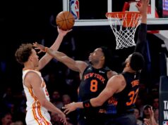 Knicks entra em colapso em uma derrota impressionante no jogo 2 para deixar Hawks empatar a série O guarda do New York Knicks, Jalen Brunson #11, dirige para a cesta entre o atacante Mouhamed Gueye #18 do Atlanta Hawks e o guarda do Atlanta Hawks CJ McCollum #3.