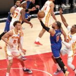 O armador do New York Knicks, Jalen Brunson (11), chuta sobre o atacante do Atlanta Hawks, Jonathan Kuminga (0), durante o terceiro quarto do jogo 3 dos playoffs da NBA.