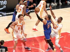 Knicks perdem outro destruidor de corações para Hawks e caem no buraco dos playoffs da NBA O armador do New York Knicks, Jalen Brunson (11), chuta sobre o atacante do Atlanta Hawks, Jonathan Kuminga (0), durante o terceiro quarto do jogo 3 dos playoffs da NBA.