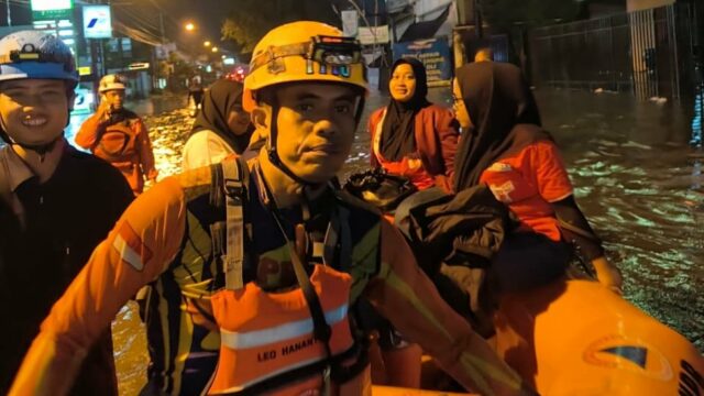 Kota Solo e Kabupaten Bandung Dilanda Banjir
