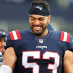 O jogador do New England Patriots, Kyle Van Noy #53, ri em campo.