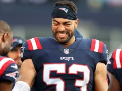 Kyle Van Noy revela que contratou um investigador particular para encontrar seus pais biológicos O jogador do New England Patriots, Kyle Van Noy #53, ri em campo.