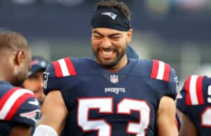 Kyle Van Noy revela que contratou um investigador particular para encontrar seus pais biológicos O jogador do New England Patriots, Kyle Van Noy #53, ri em campo.